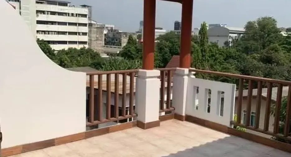 出租 4 卧室 联排别墅 在 Watthana, 曼谷