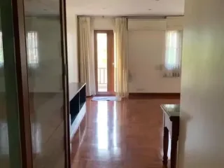 For rent 4 bedrooms townhouse in Watthana, Bangkok