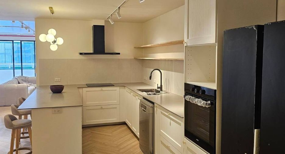 For rent 3 bedrooms condo in Khlong Toei, Bangkok