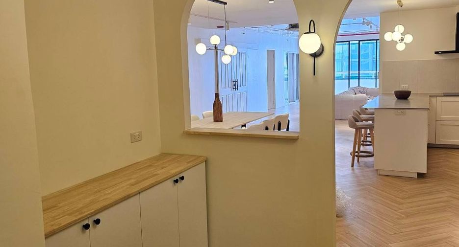 For rent 3 bedrooms condo in Khlong Toei, Bangkok