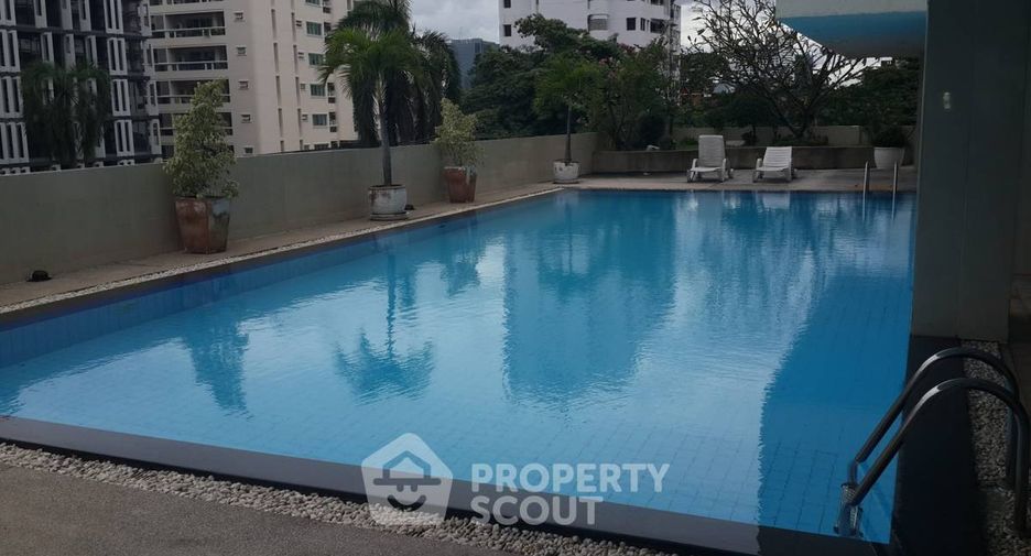 For sale 3 bedrooms condo in Watthana, Bangkok