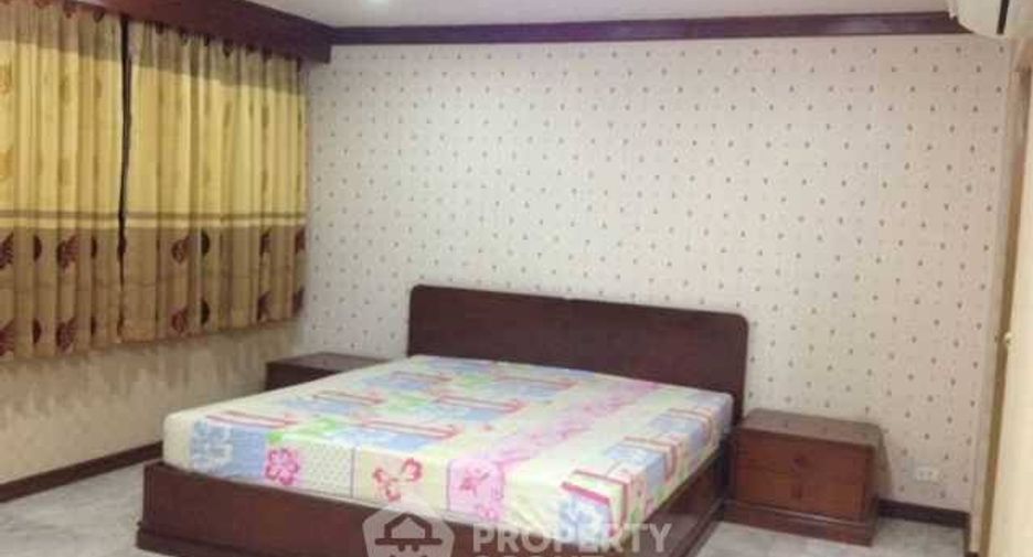 For sale 3 bedrooms condo in Watthana, Bangkok