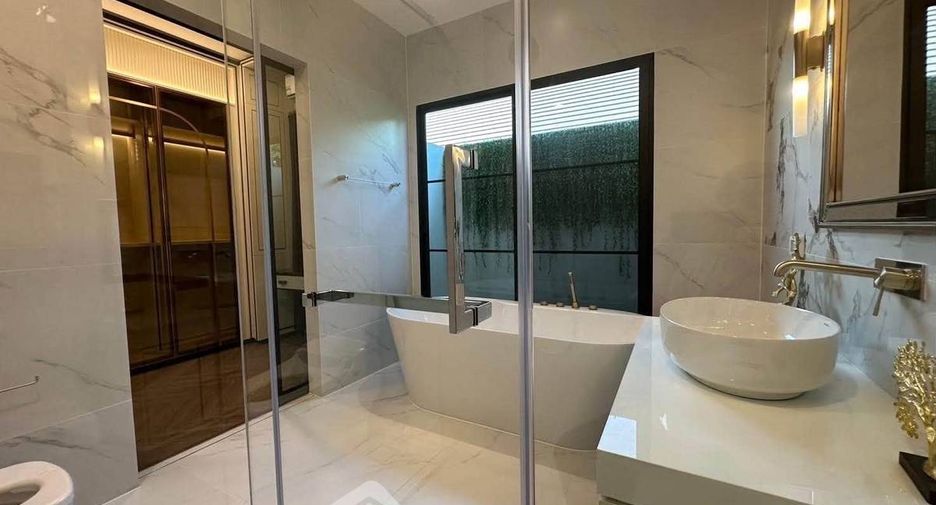 For rent and for sale 4 bedrooms house in Saphan Sung, Bangkok