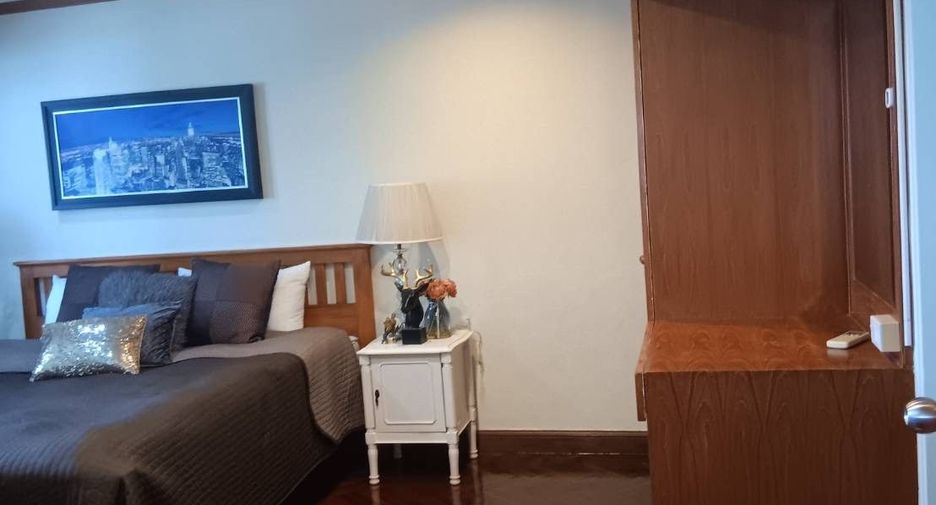 For rent 2 bedrooms condo in Watthana, Bangkok