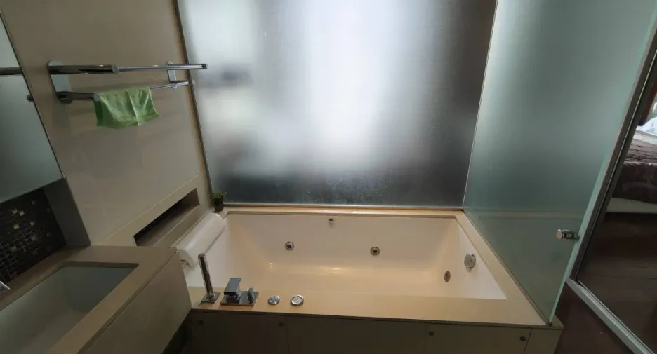 For rent 1 bed condo in Khlong Toei, Bangkok