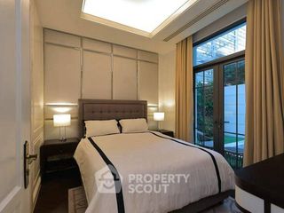 For sale 4 bedrooms townhouse in Watthana, Bangkok