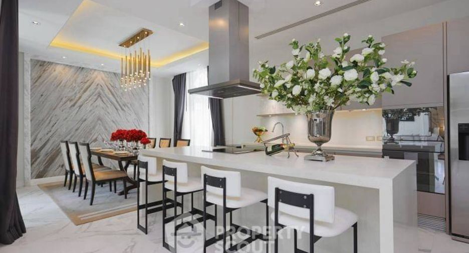 For sale 4 bedrooms townhouse in Watthana, Bangkok