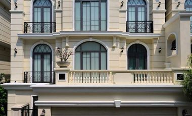 For sale 4 bedrooms townhouse in Watthana, Bangkok