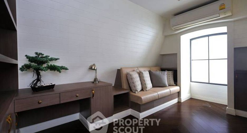 For sale 4 bedrooms townhouse in Watthana, Bangkok