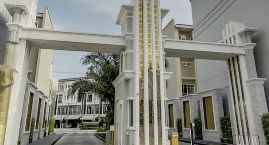 For sale 3 bedrooms townhouse in Bang Na, Bangkok