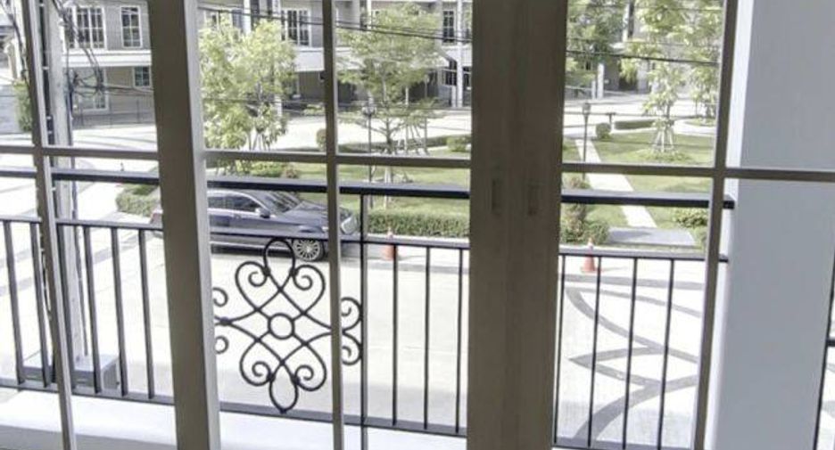 For sale 3 bedrooms townhouse in Bang Na, Bangkok