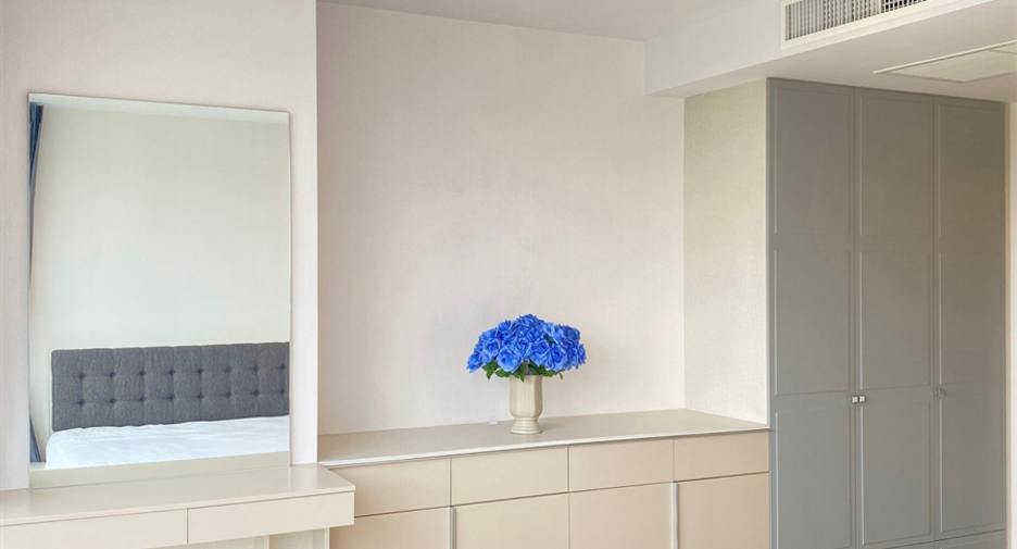 For rent 2 bedrooms condo in Yan Nawa, Bangkok