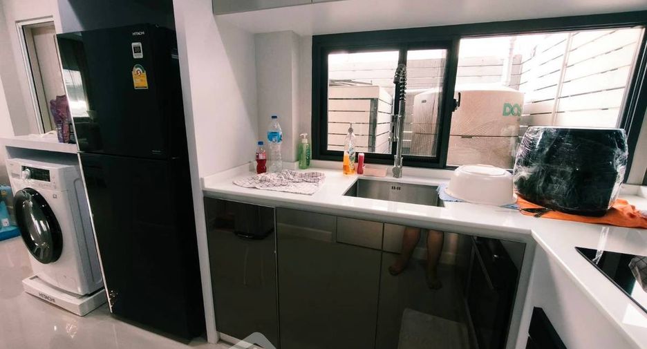 For rent 3 bedrooms condo in Saphan Sung, Bangkok