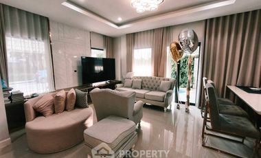 For rent 3 bedrooms condo in Saphan Sung, Bangkok