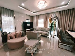 For rent 3 bedrooms condo in Saphan Sung, Bangkok
