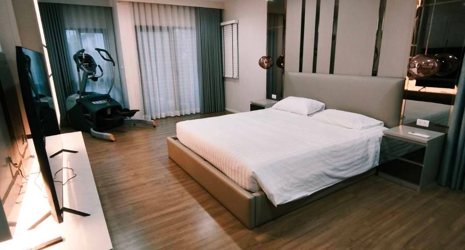 For rent 3 bedrooms condo in Saphan Sung, Bangkok