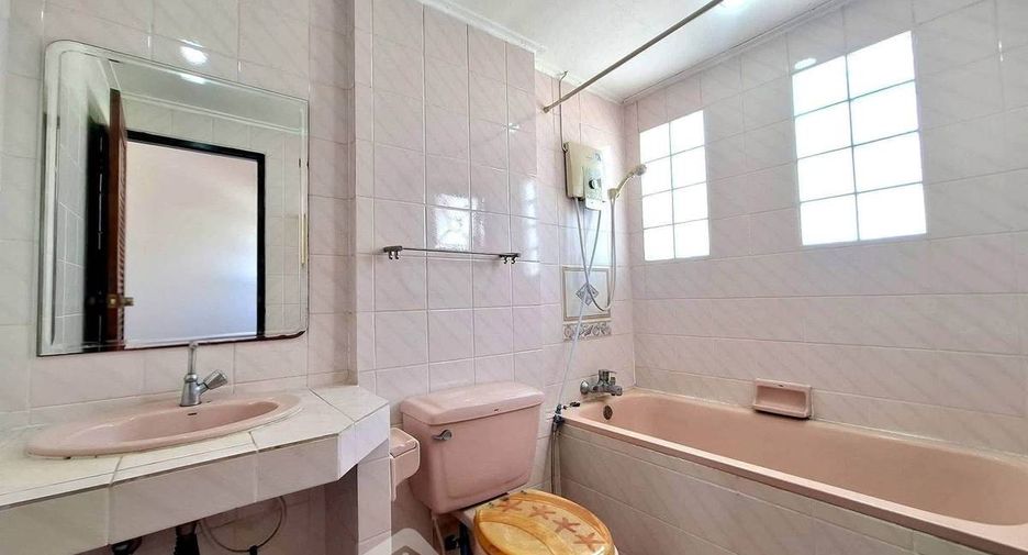 Casa en alquiler de 3 habitaciones en Bang Lamung, Chonburi