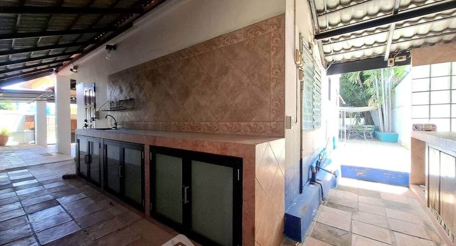 Casa en alquiler de 3 habitaciones en Bang Lamung, Chonburi