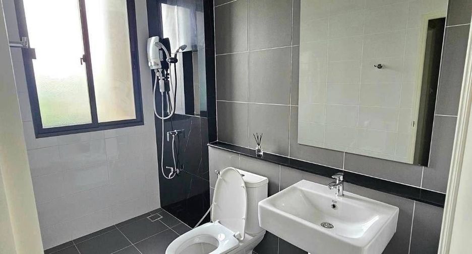 For rent 3 bedrooms townhouse in Saphan Sung, Bangkok