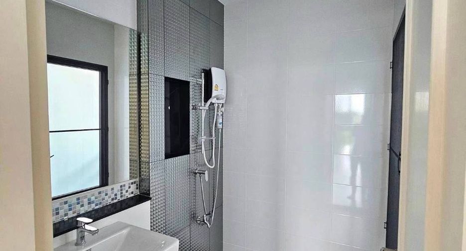 For rent 3 bedrooms townhouse in Saphan Sung, Bangkok