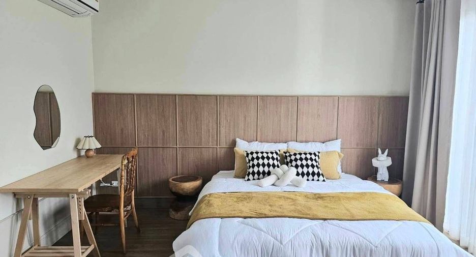 For rent 3 bedrooms townhouse in Saphan Sung, Bangkok