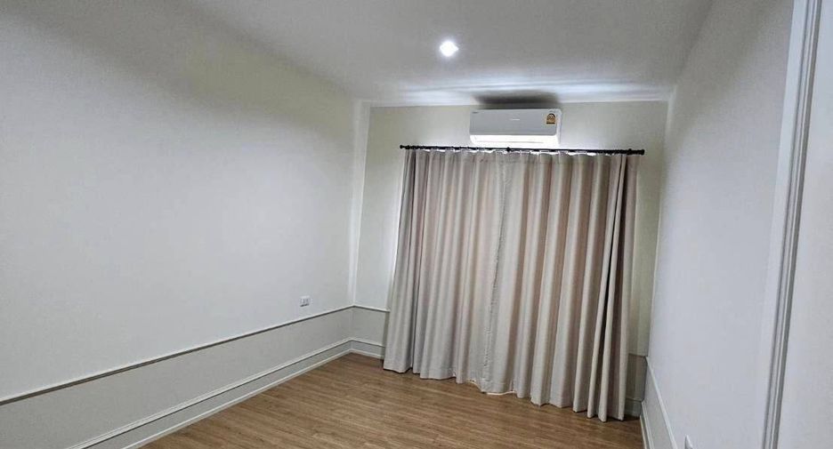 For rent 3 bedrooms townhouse in Saphan Sung, Bangkok