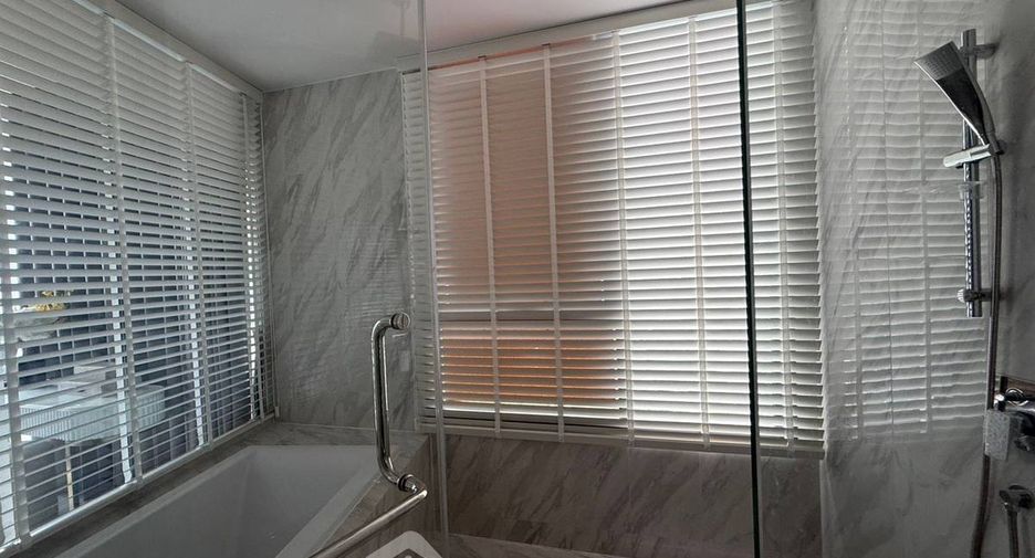 Condo en alquiler de 3 habitaciones en Khlong Toei, Bangkok