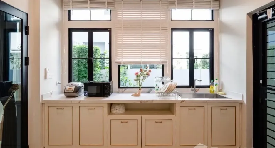 For sale and for rent 4 bedrooms townhouse in Saphan Sung, Bangkok