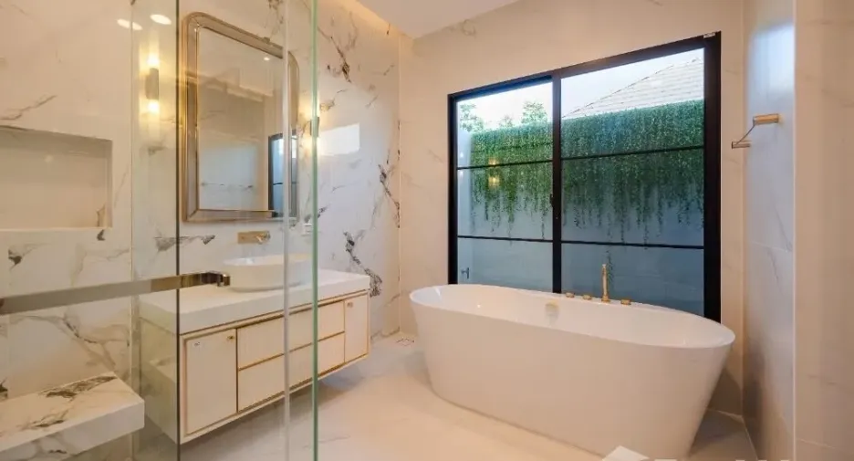 For sale and for rent 4 bedrooms townhouse in Saphan Sung, Bangkok