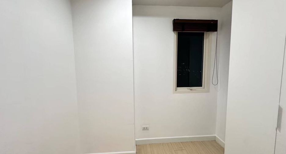 For rent 3 bedrooms condo in Thon Buri, Bangkok