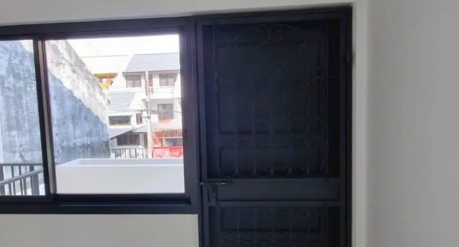 For rent 3 bedrooms house in Huai Khwang, Bangkok