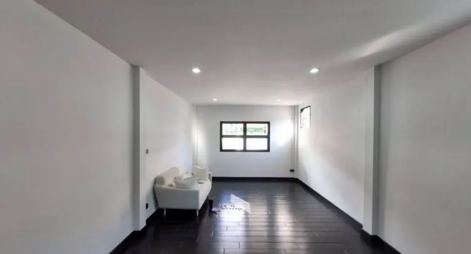 For rent 3 bedrooms house in Huai Khwang, Bangkok