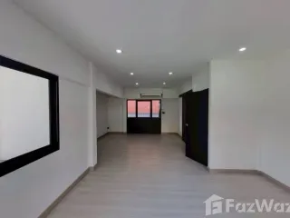 For rent 3 bedrooms house in Huai Khwang, Bangkok
