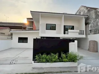 For rent 3 bedrooms house in Huai Khwang, Bangkok