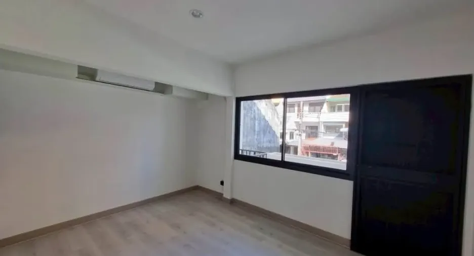 For rent 3 bedrooms house in Huai Khwang, Bangkok