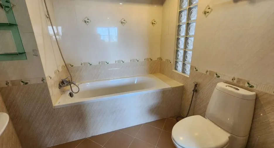 For sale 4 bedrooms townhouse in Bang Lamung, Chonburi