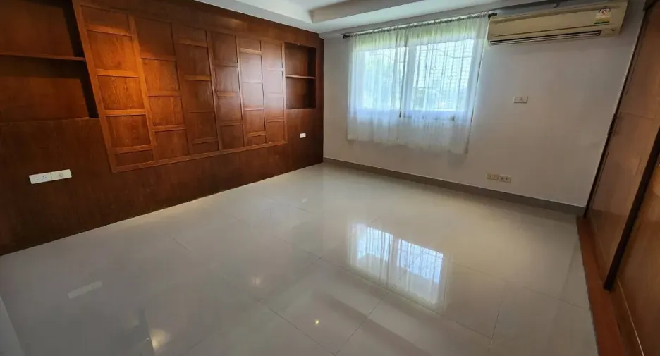 For sale 4 bedrooms townhouse in Bang Lamung, Chonburi