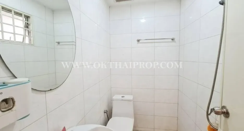 Reihenhaus zum Kauf mit 2 Zimmer in Bang Bua Thong, Nonthaburi