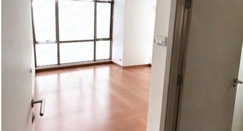 For sale 3 bedrooms condo in Watthana, Bangkok