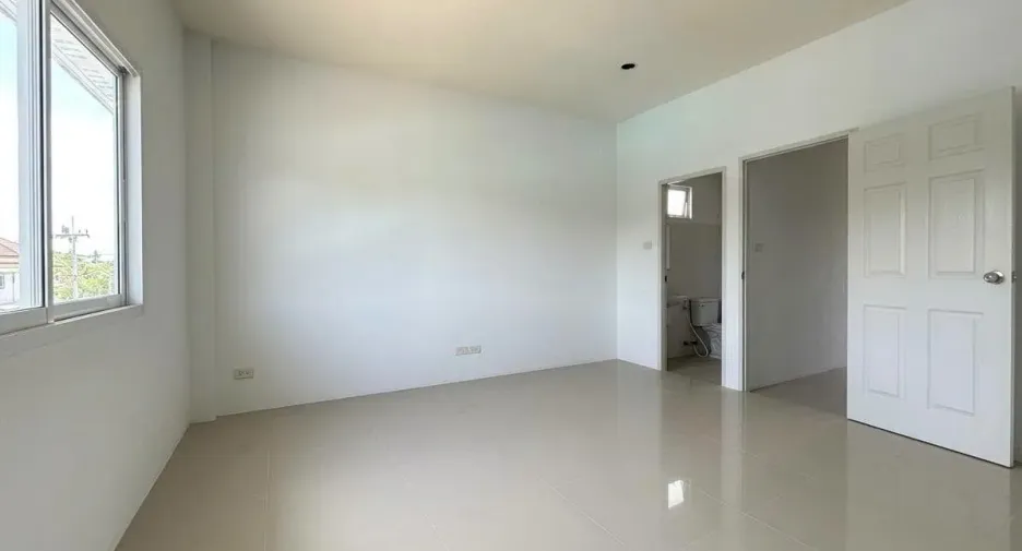 À vendre et à louer 4 chambres local commercial à Si Racha, Chonburi