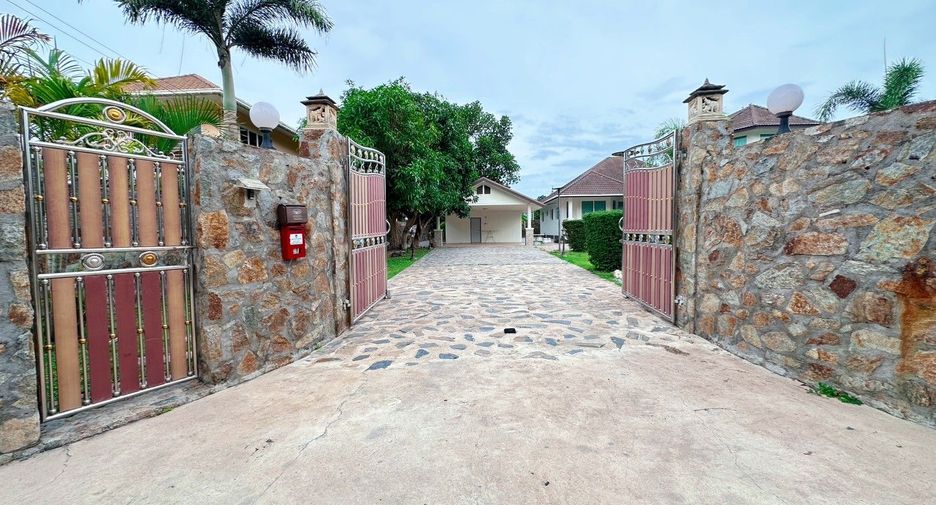For rent 3 bedrooms villa in Huay Yai, Pattaya