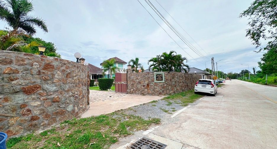 For rent 3 bedrooms villa in Huay Yai, Pattaya