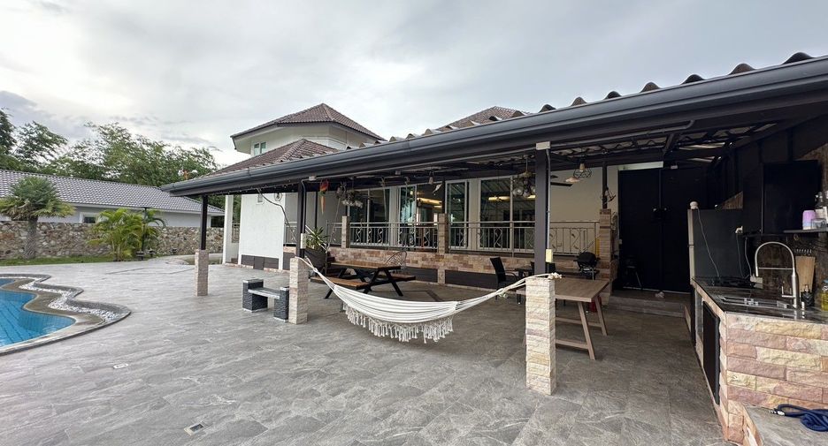 For rent 3 bedrooms villa in Huay Yai, Pattaya