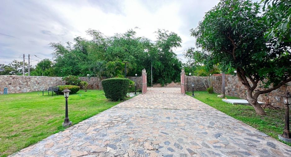 For rent 3 bedrooms villa in Huay Yai, Pattaya