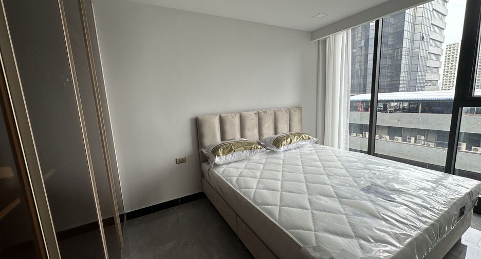 For sale 3 bedrooms condo in Huai Khwang, Bangkok