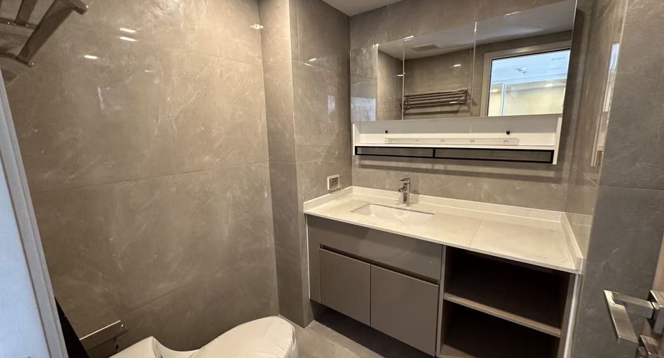 For sale 3 bedrooms condo in Huai Khwang, Bangkok