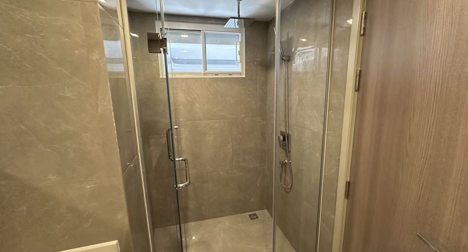 For sale 3 bedrooms condo in Huai Khwang, Bangkok