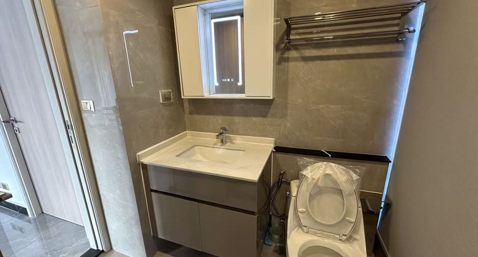 For sale 3 bedrooms condo in Huai Khwang, Bangkok