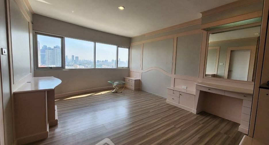 For rent 4 bedrooms condo in Sathon, Bangkok