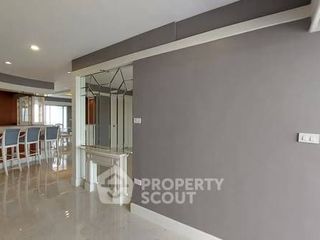 For rent 4 bedrooms condo in Sathon, Bangkok
